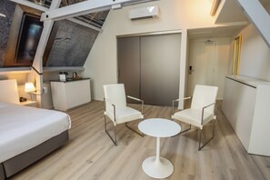 华丽三人房, 私人浴室, 城市景观 | 办公桌、遮光窗帘、隔音、免费 WiFi