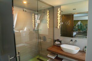 Deluxe-Doppelzimmer, eigenes Bad, Stadtblick | Badezimmer