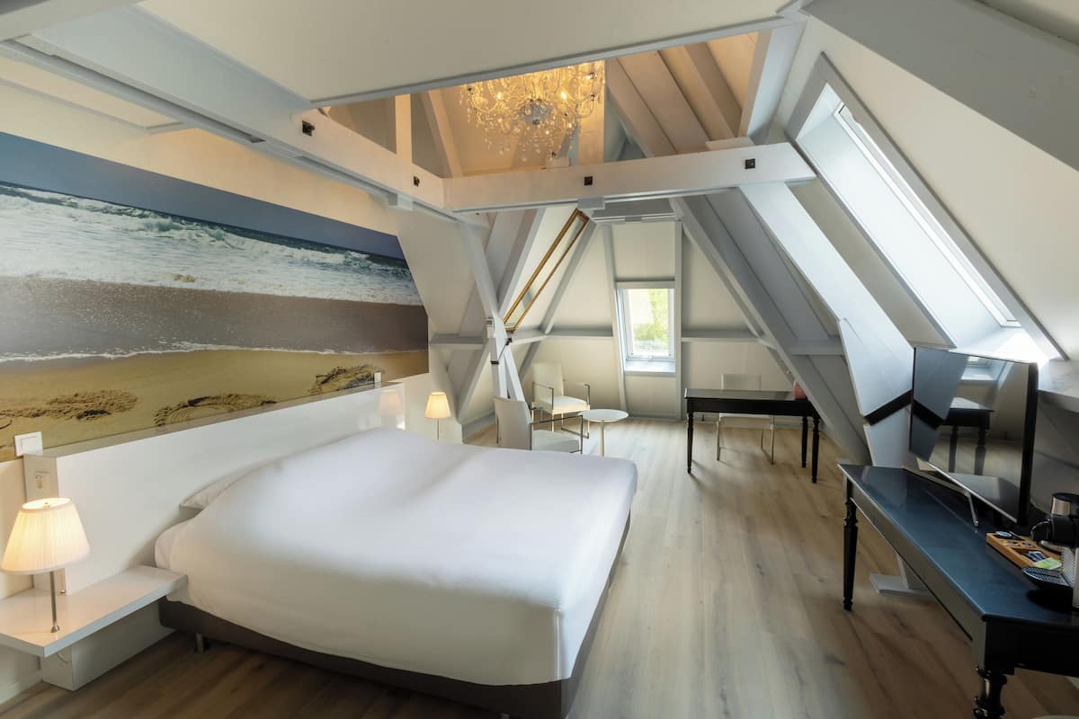 Deluxe Double Room, Private Bathroom | Desk, blackout curtains, soundproofing, free WiFi