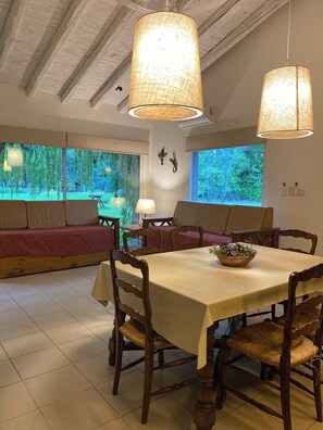 Perhemökki, 1 makuuhuone, patio, näköala laguunille | Oleskelualue | Televisio