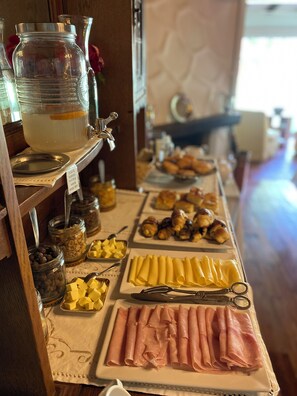 Tägliches inbegriffenes Frühstück zur Selbstbedienung