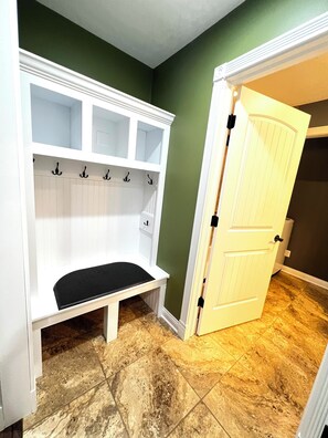 Spa - NEW! Executive 2BR Home, Huge Yard, 1.5 mi to ACD Museum, 15 mi to Fort Wayne (Auburn)