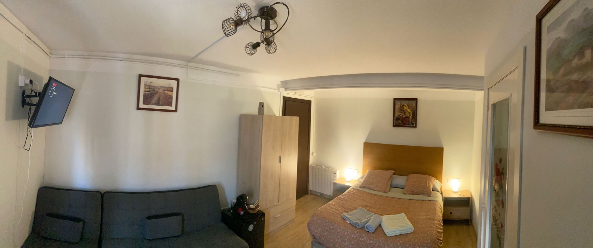 9 chambres, coffres-forts dans les chambres, fer et planche à repasser