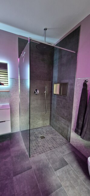 Douche, sèche-cheveux, bidet, serviettes fournies
