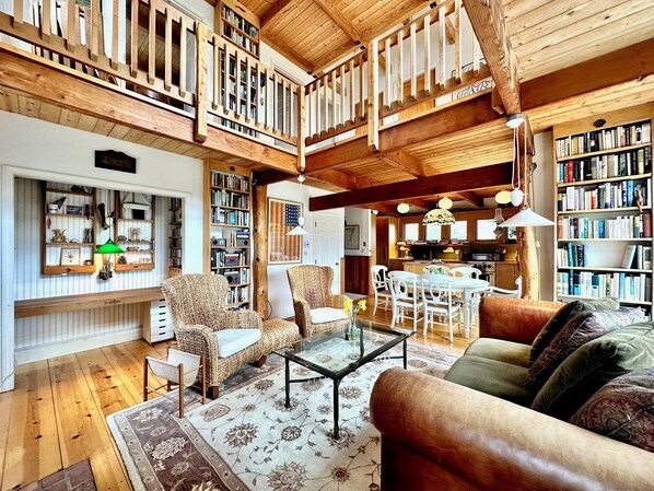 Smart TV, fireplace - Chatham Cape Cod Retreat, near boat yards, Harding's Beach, Stage Harbor Light (Chatham)