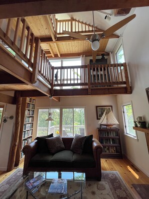 Smart TV, fireplace - Chatham Cape Cod Retreat, near boat yards, Harding's Beach, Stage Harbor Light (Chatham)