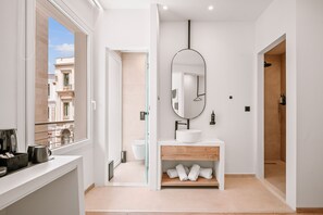 Studio Suite | Bathroom | Shower, hair dryer, slippers, towels