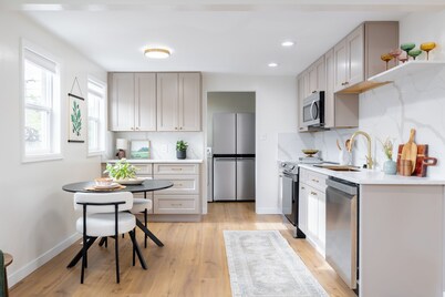Fully remodeled 2-bedroom house in welcoming Arvada with hot tub!