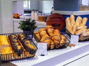 Een bakkerijpresentatie met diverse gebakken producten, waaronder brood en gebak.