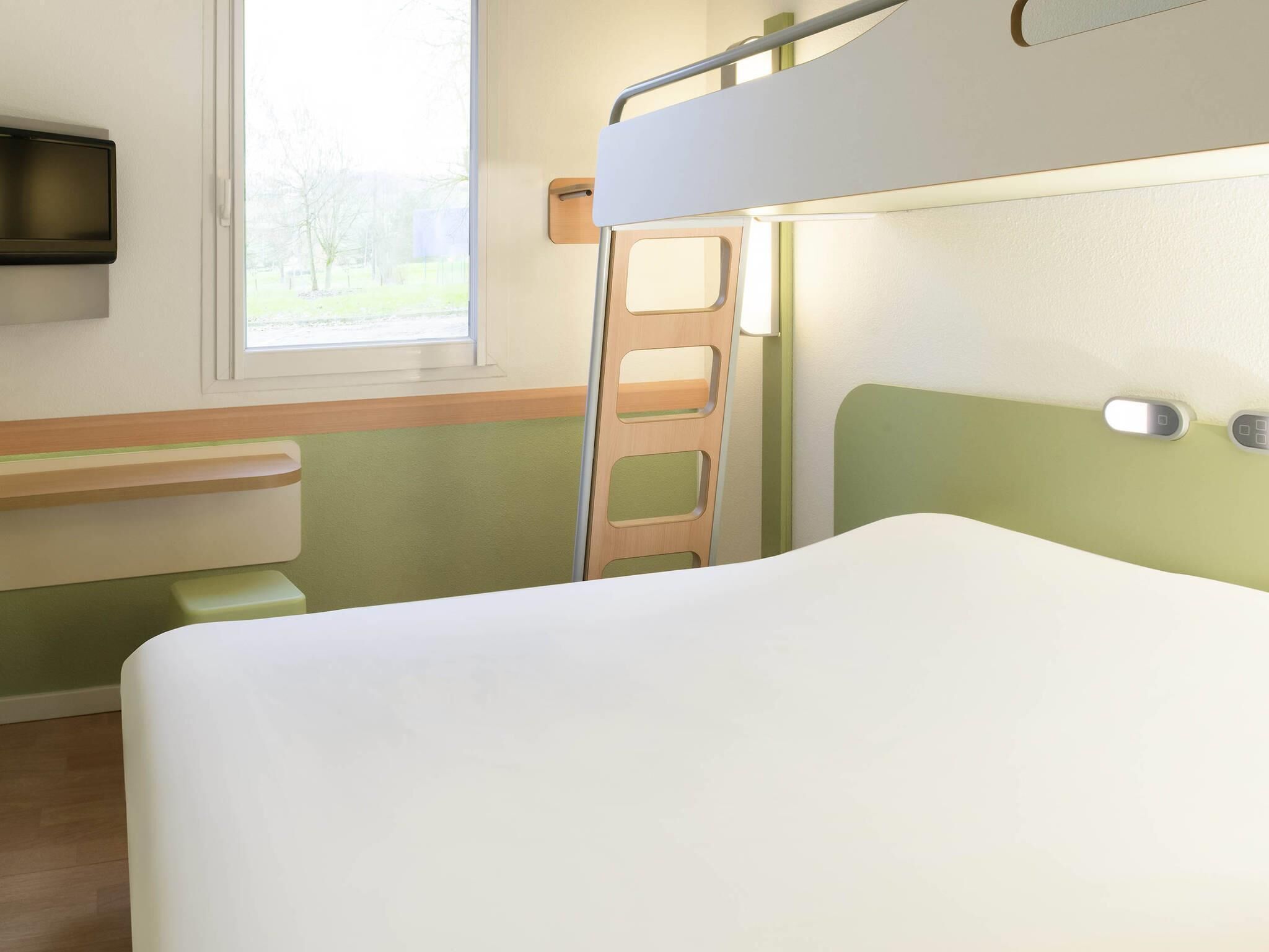 Habitación triple económica, varias camas | Ropa de cama hipoalergénica y escritorio