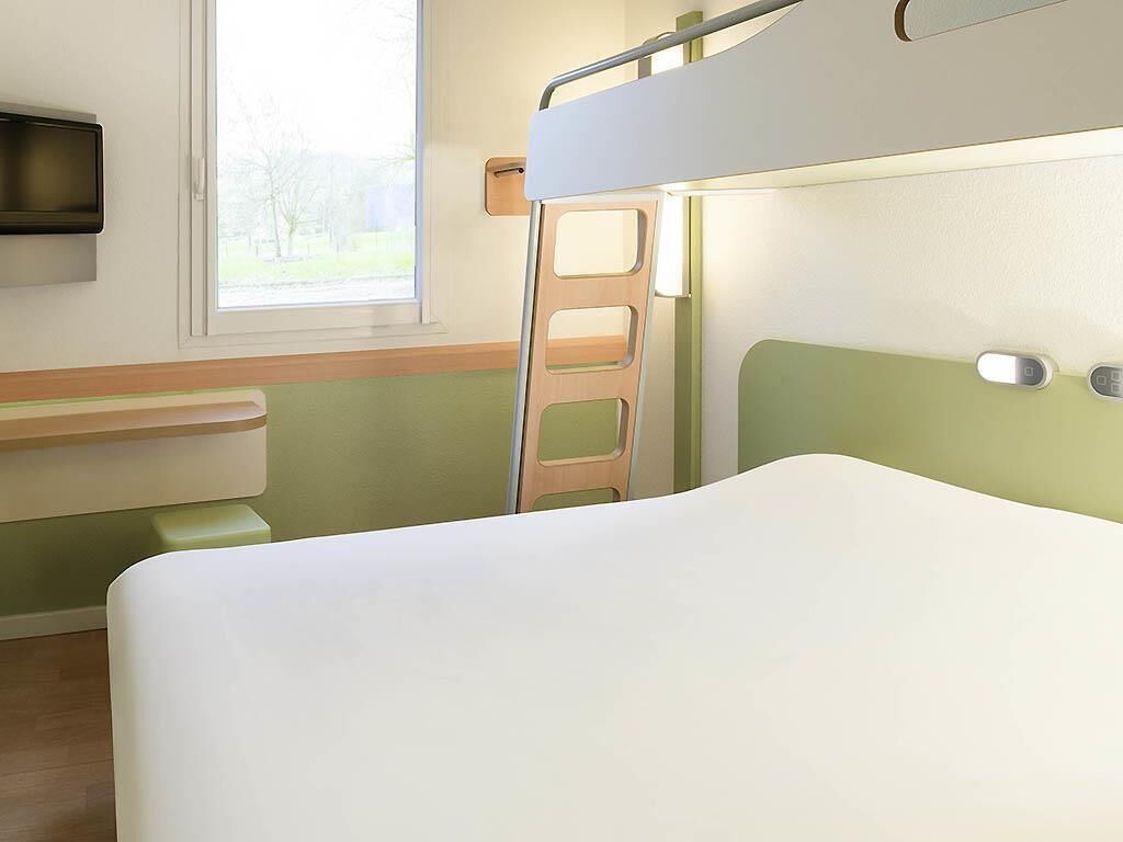 Habitación triple económica, varias camas | Ropa de cama hipoalergénica y escritorio