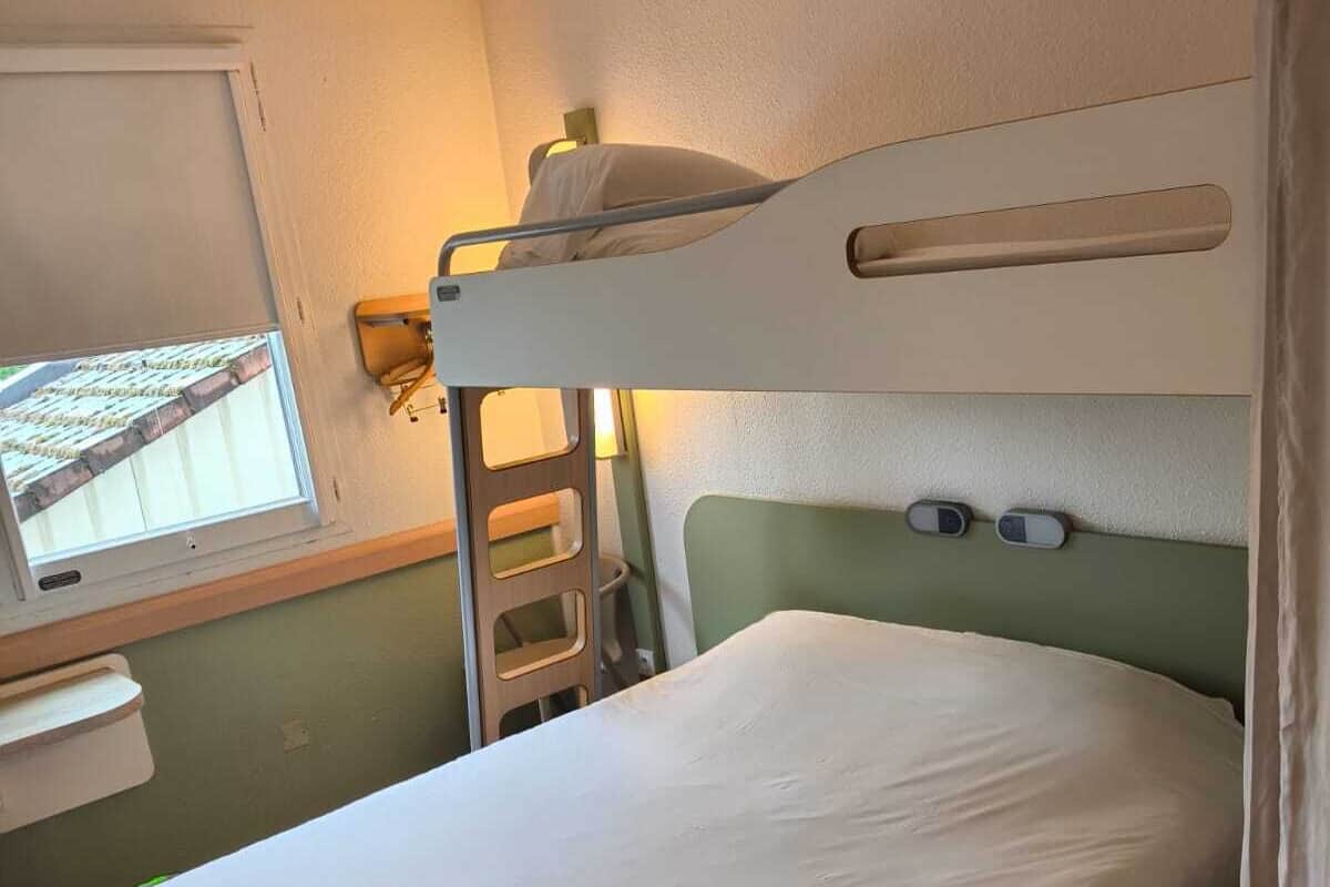 Schreibtisch, laptopgeeigneter Arbeitsplatz, Verdunkelungsvorhänge