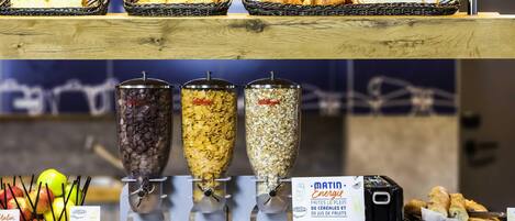 Desayuno continental (EUR 9.90 por persona)