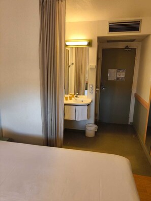 Triple Room, Multiple Beds | Bathroom