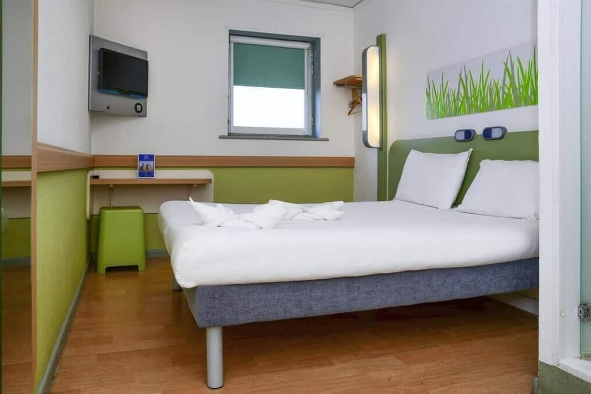 Economy Double Room, 1 Double Bed, Non Smoking | Hypo-allergenic bedding, desk, laptop workspace, blackout drapes