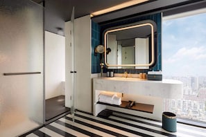 Superior Room, 1 King Bed | Bathroom