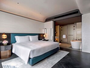 Club Suite, 1 King Bed | In-room safe, desk, free WiFi, bed sheets - Sofitel Shanghai North Bund (Shanghai)