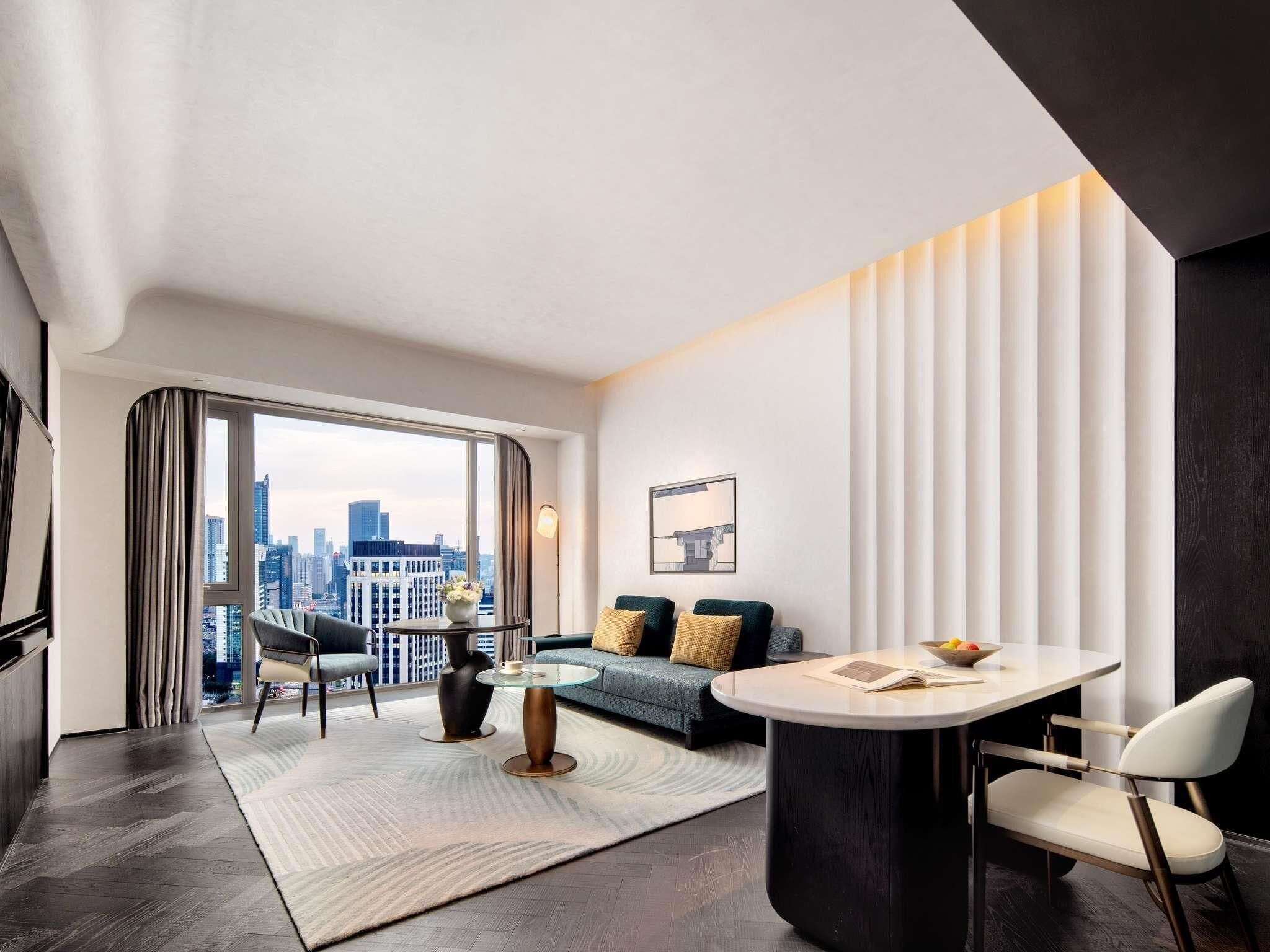 Suite, 1 très grand lit | Coffre-fort, bureau, accès au Wi-Fi (inclus), literie fournie