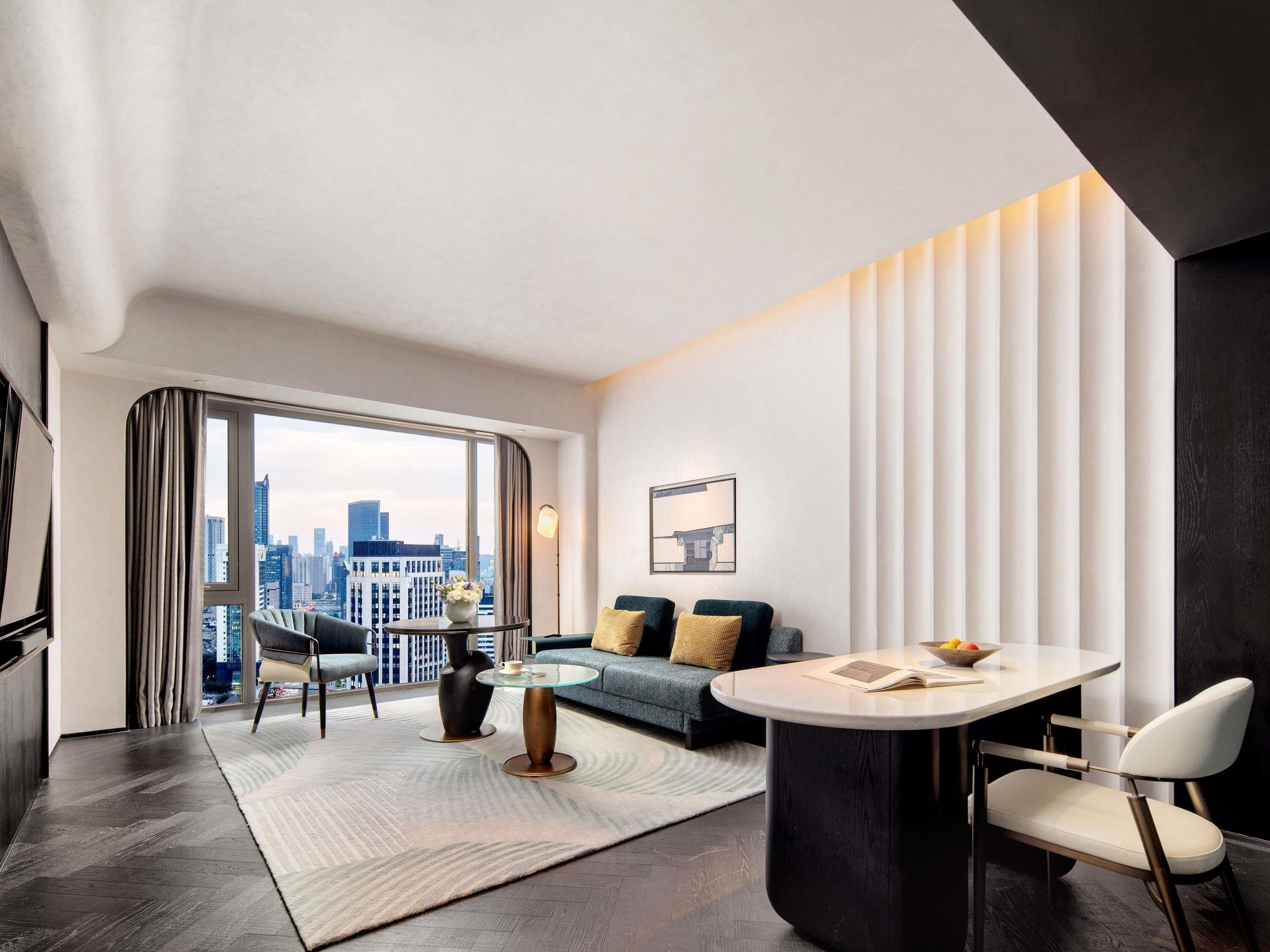 スイート キングベッド 1 台 | セーフティボックス (室内)、デスク、WiFi (無料)、ベッドシーツ