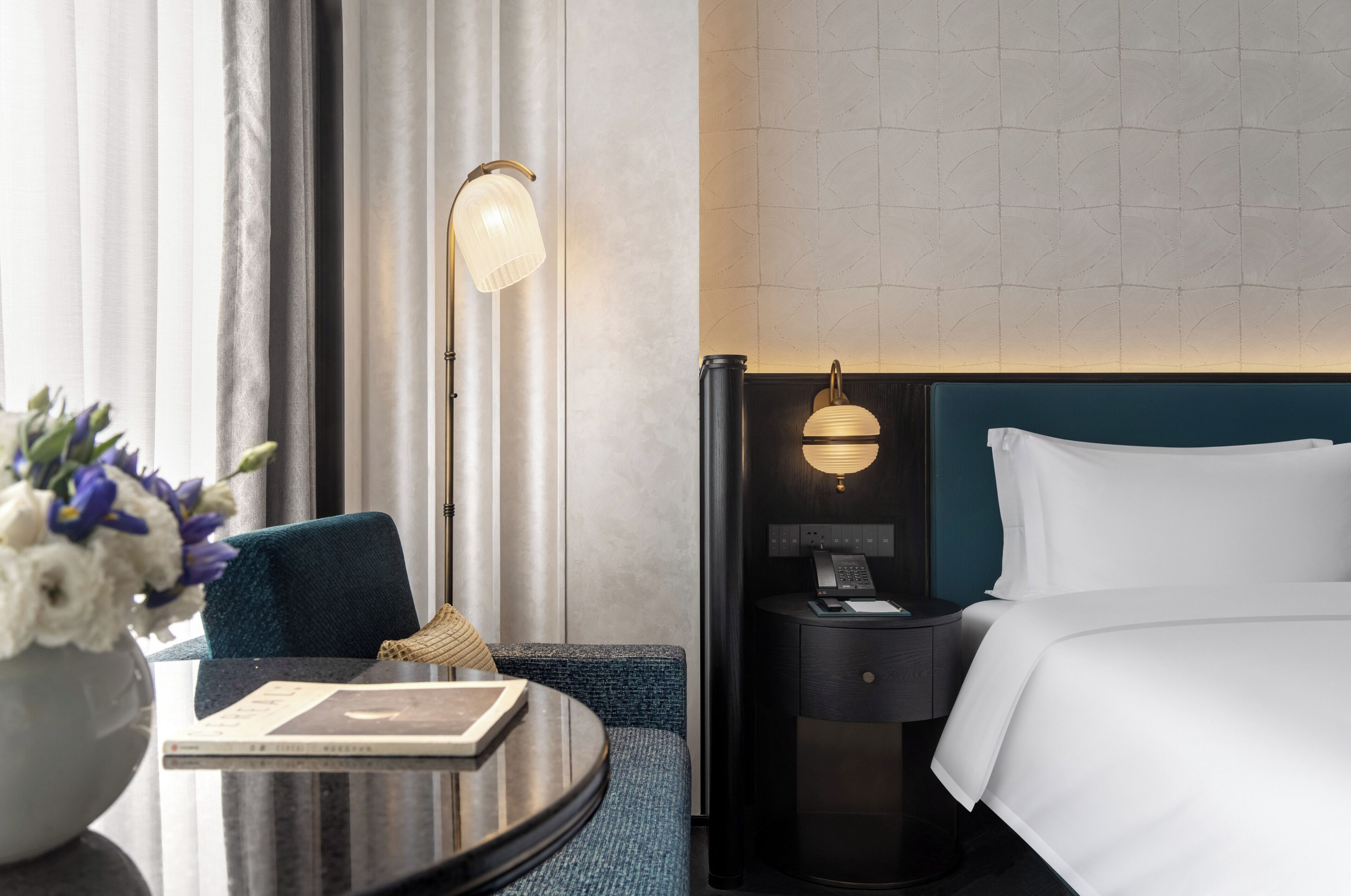 Tallelokero huoneessa, työpöytä, ilmainen Wi-Fi, vuodevaatteet