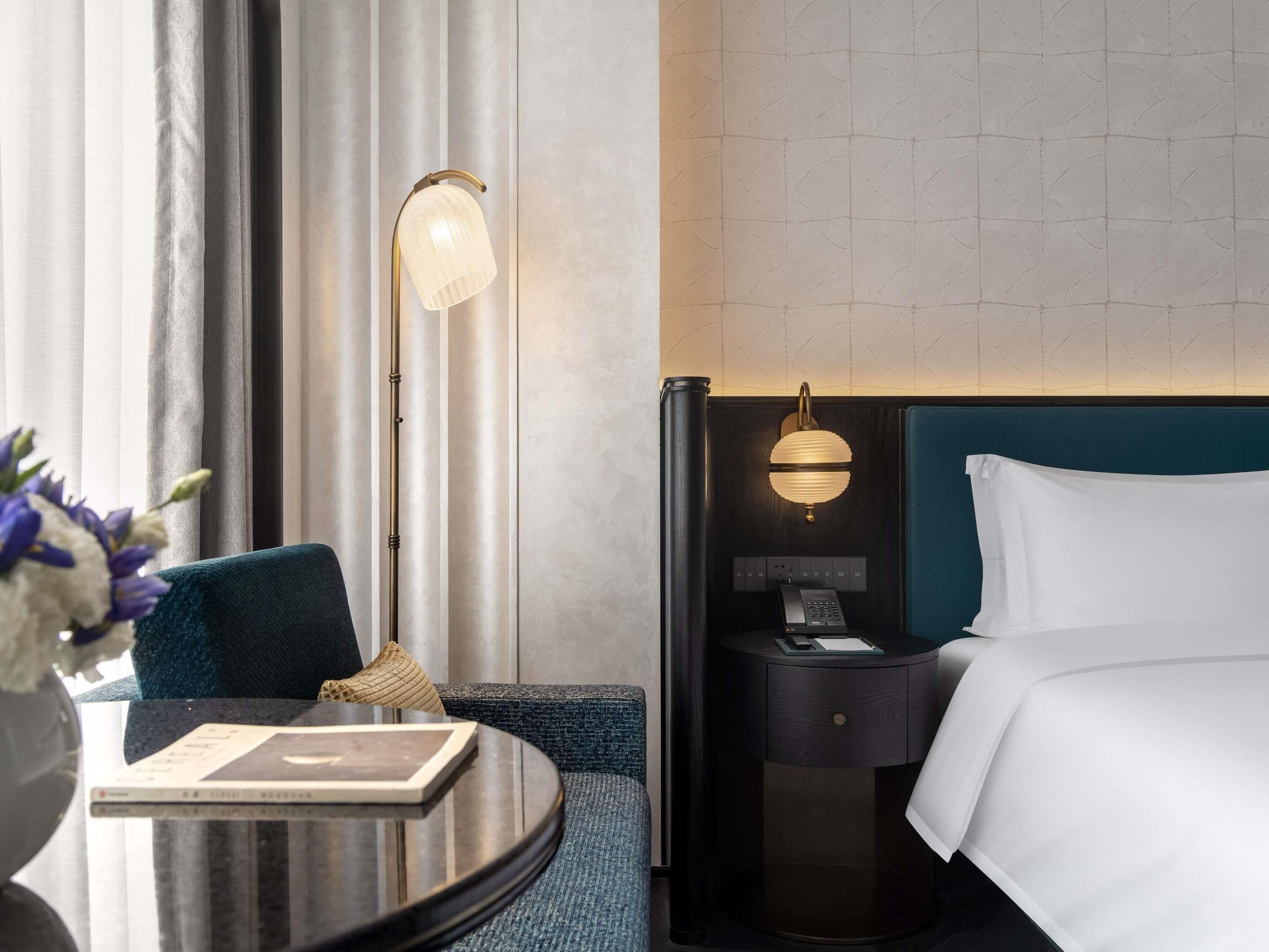 客房内保险箱、办公桌、免费 WiFi、床单