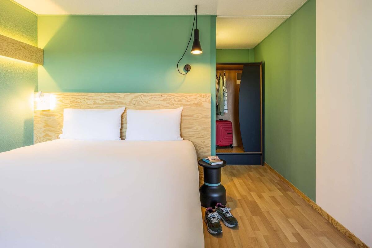 Habitación, 1 cama doble | Sistema de insonorización y ropa de cama