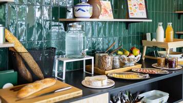 Dagelijks ontbijtbuffet (EUR 15 per persoon)