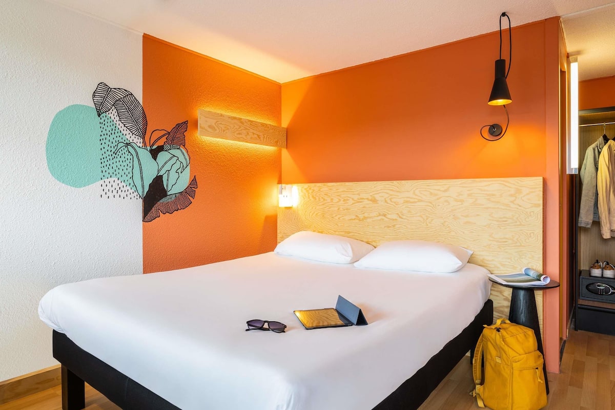 Chambre 1 Lit Double Supérieure | Sistema de insonorización y ropa de cama