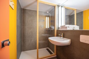 Sèche-cheveux, serviettes fournies, savon, papier toilette