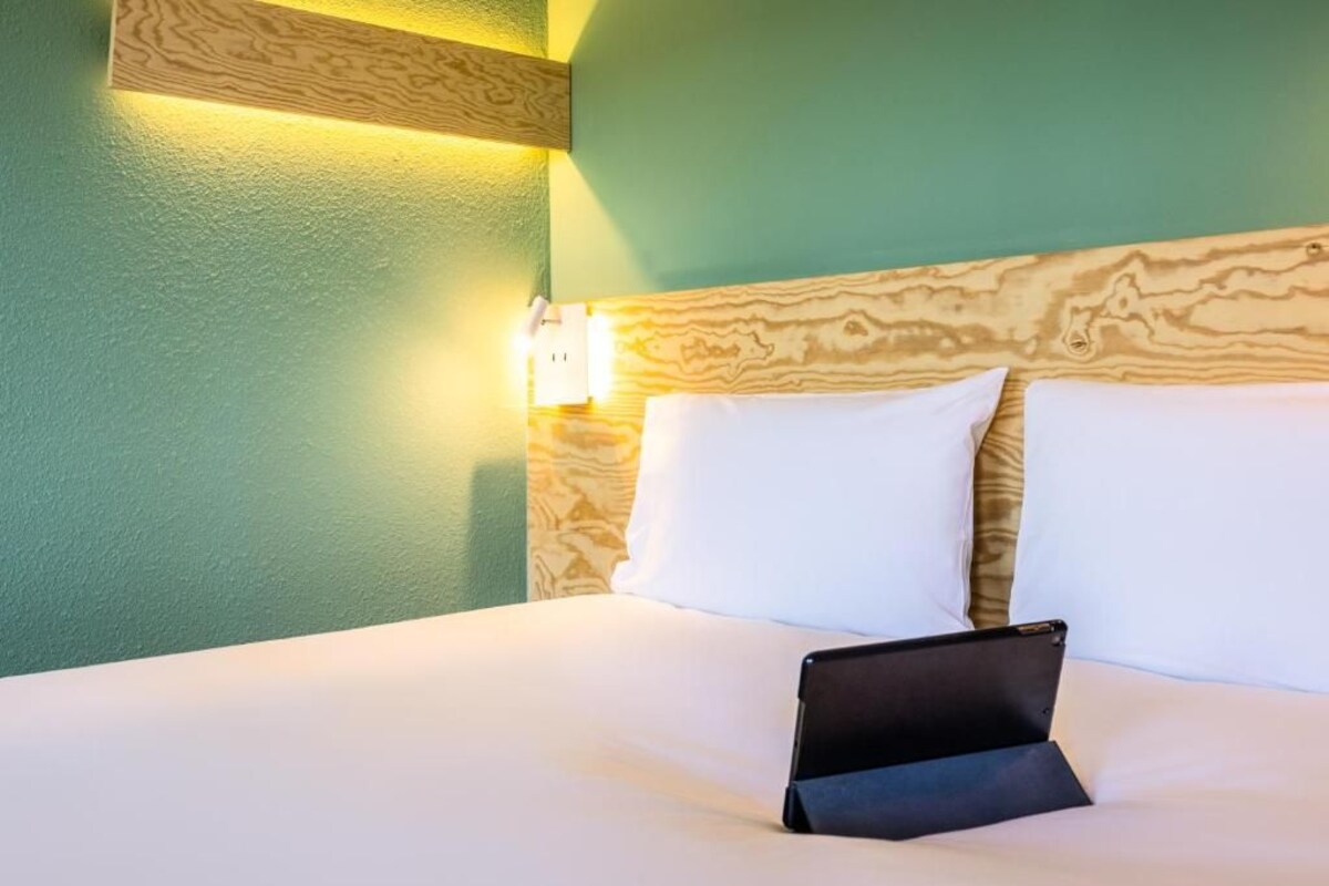 Habitación, 1 cama doble | Sistema de insonorización y ropa de cama