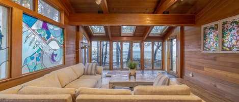 Televisie en een open haard