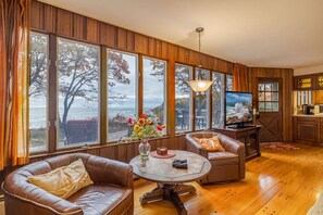 Televisión y chimenea 