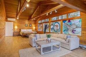 4 slaapkamers, een bureau, een strijkplank/strijkijzer, wifi