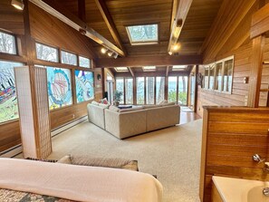 4 bedrooms, desk, iron/ironing board, WiFi