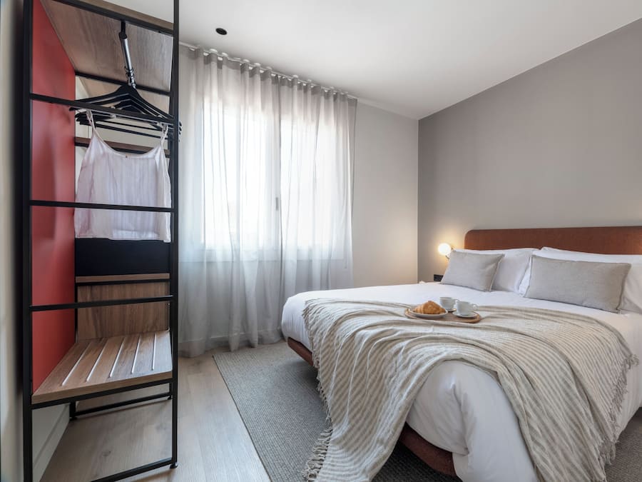 Departamento superior | Caja de seguridad en la habitación y tabla de planchar con plancha