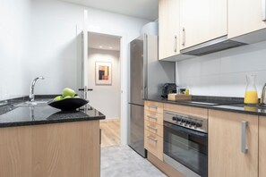 Appartamento Superior | Cucina privata | Frigorifero con congelatore, microonde, forno, piano cottura