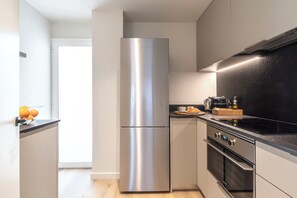Superior Apartment | Private kitchen | Full-size fridge, microwave, oven, stovetop - Arrivo Apartments (Barcelona)
