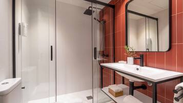 Superior Apartment | Bathroom | Shower, free toiletries, hair dryer, towels