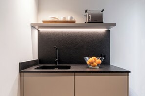 Refrigerador con congelador, microondas, horno y parrilla de estufa