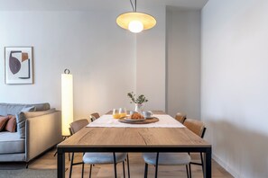 Superior-lejlighed | Opholdsområde | 40-tommers fladskærms-tv med digitale kanaler, tv