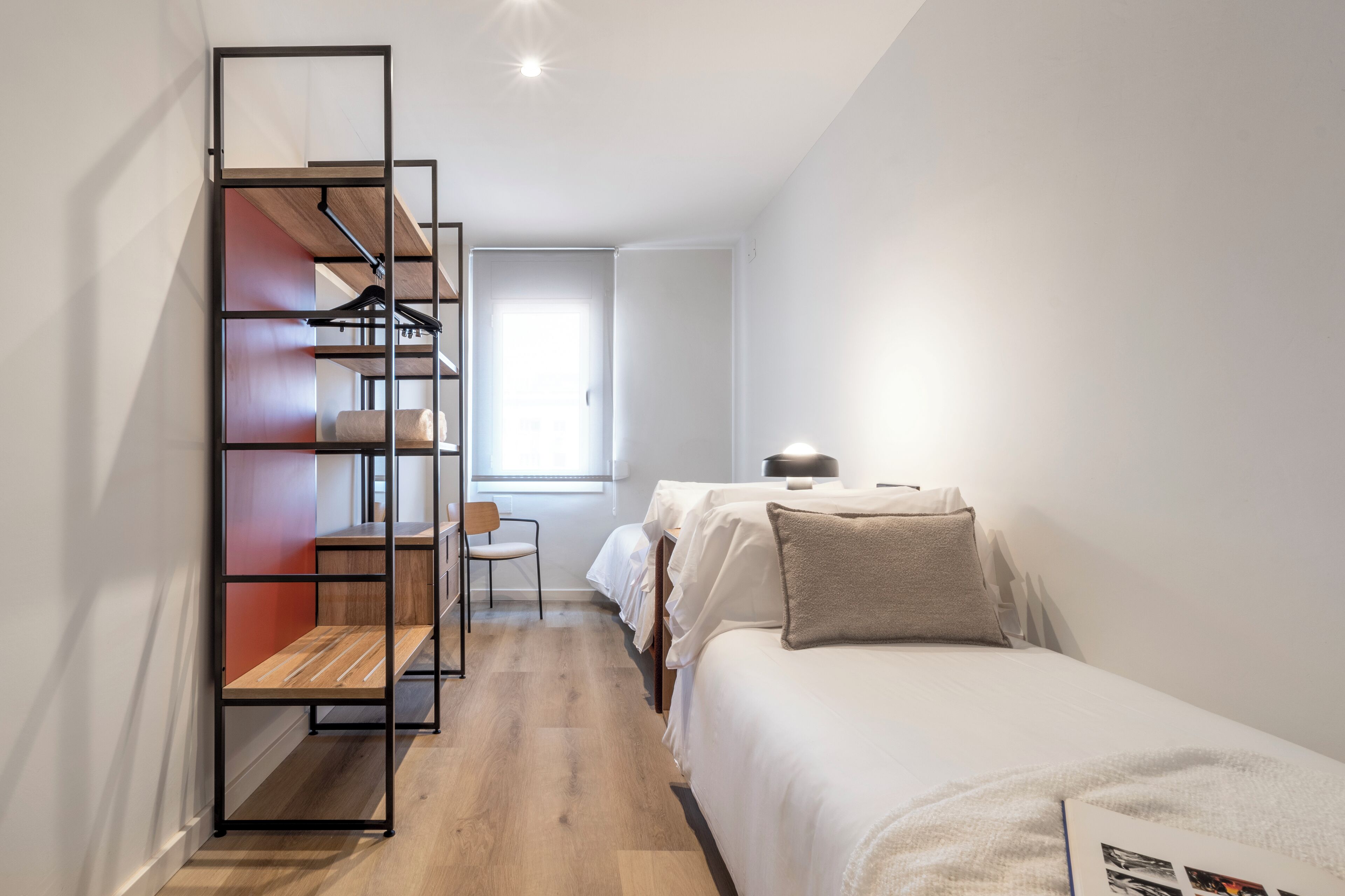 Caja de seguridad en la habitación y tabla de planchar con plancha 