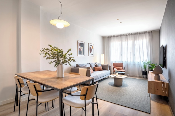 Apartament superior | Sala d'estar | Televisor de pantalla plana de 40 polzades amb canals digitals