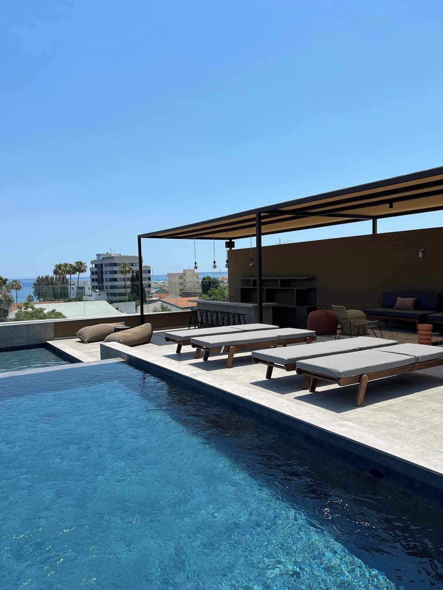 Hồ bơi ngoài trời, mở cửa từ 7:00 đến 21:00, ghế dài tắm nắng 