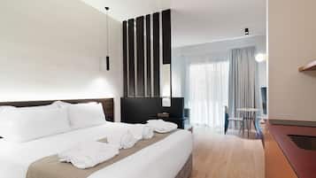 Studio Suite | In-room safe, laptop workspace, blackout curtains, iron/ironing board