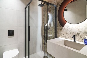 Buồng tắm vòi sen, đồ dùng nhà tắm miễn phí, máy sấy tóc 