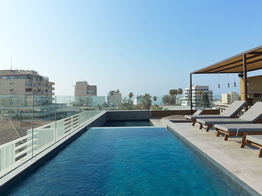 Utendørsbasseng og solsenger