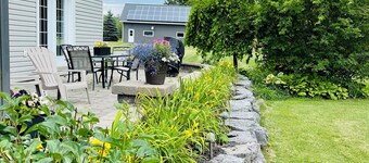 5 minutes to Picton downtown w/ beach pass! PEC apartment with backyard space 