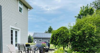 5 minutes to Picton downtown w/ beach pass! PEC apartment with backyard space