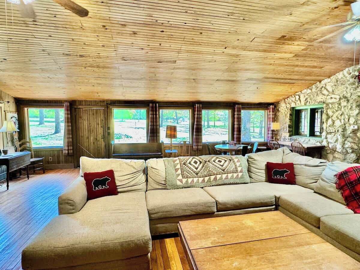 Tv, bøger, kontorer