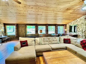 Fernseher, Bücher, Arbeitsbereiche